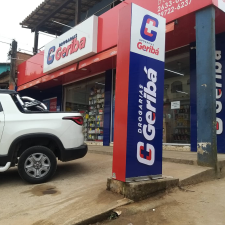 Totem e Fachada Drogarias Geribá, feito por LSA Comunicação Visual, Região dos Lagos